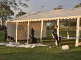 Opbouwen tent op sportpark 'Het Springer' (maandag 29 april 2024) (30/41)